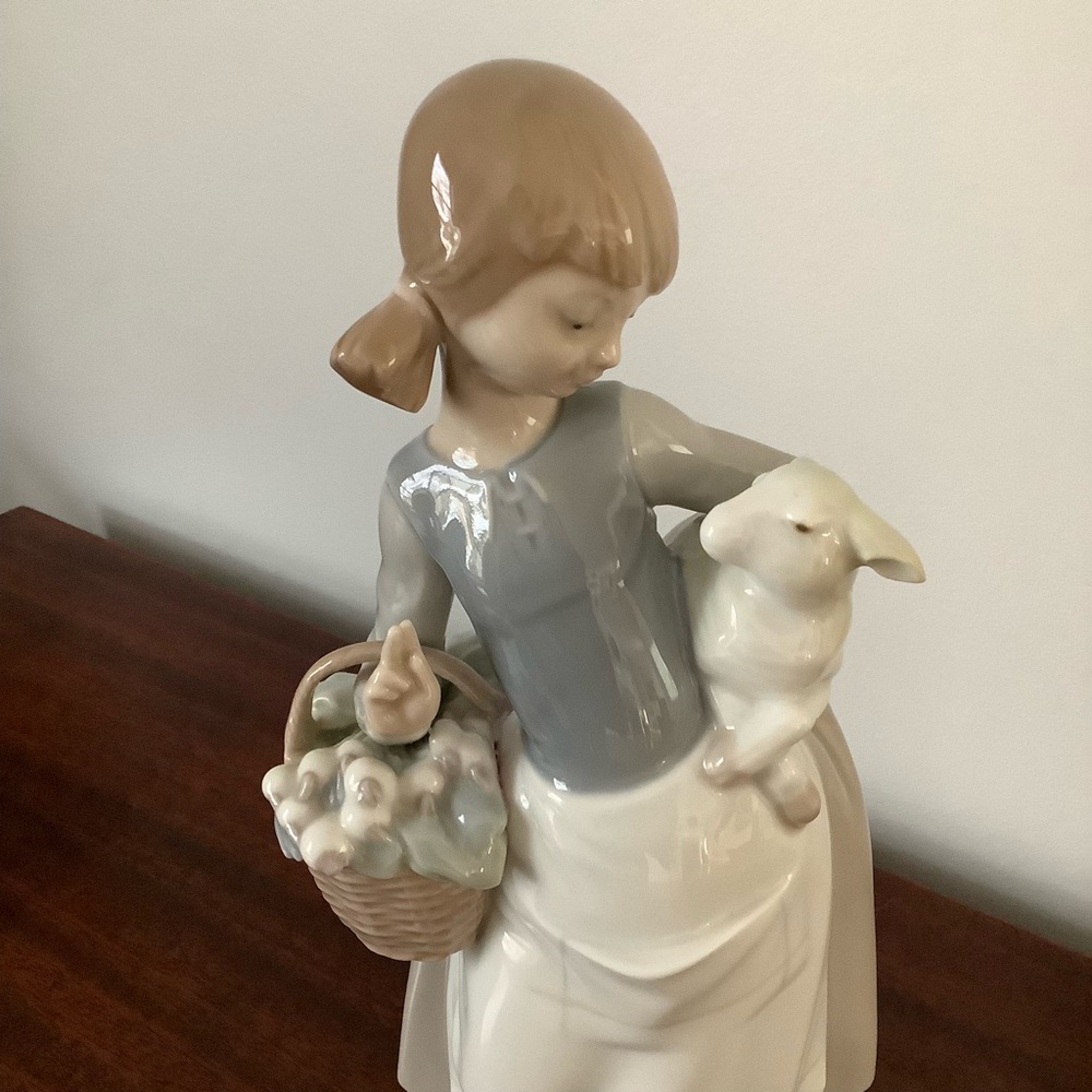 Lladro Girl with Lamb and basket of Leeks - Picture 6 of 7